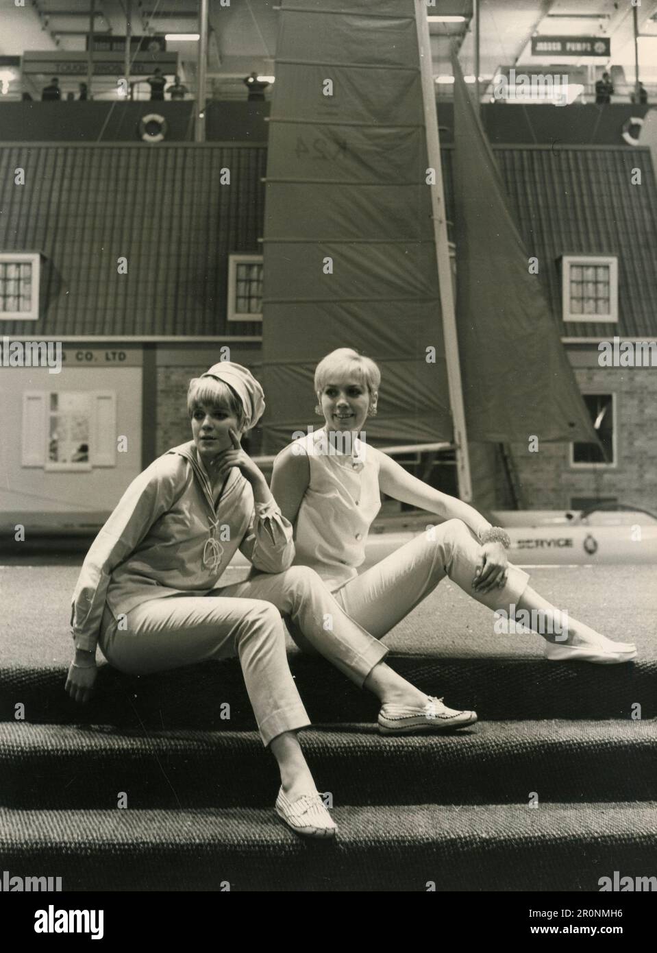 Modemodelle, die ein Hamble-Oberteil mit Seemannskragen und ein ärmelloses Oberteil in Dacron tragen, vom britischen Designer Simpson aus Piccadilly, UK 1966 Stockfoto