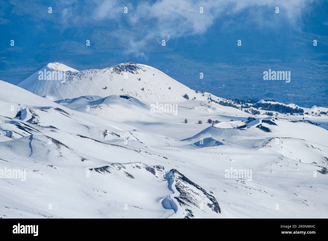 Schneebedeckter Krater auf dem Ätna, Mittelmeer im Hintergrund, Monte Ätna, UNESCO-Weltkulturerbe, Ätna, Sizilien, Italien Stockfoto