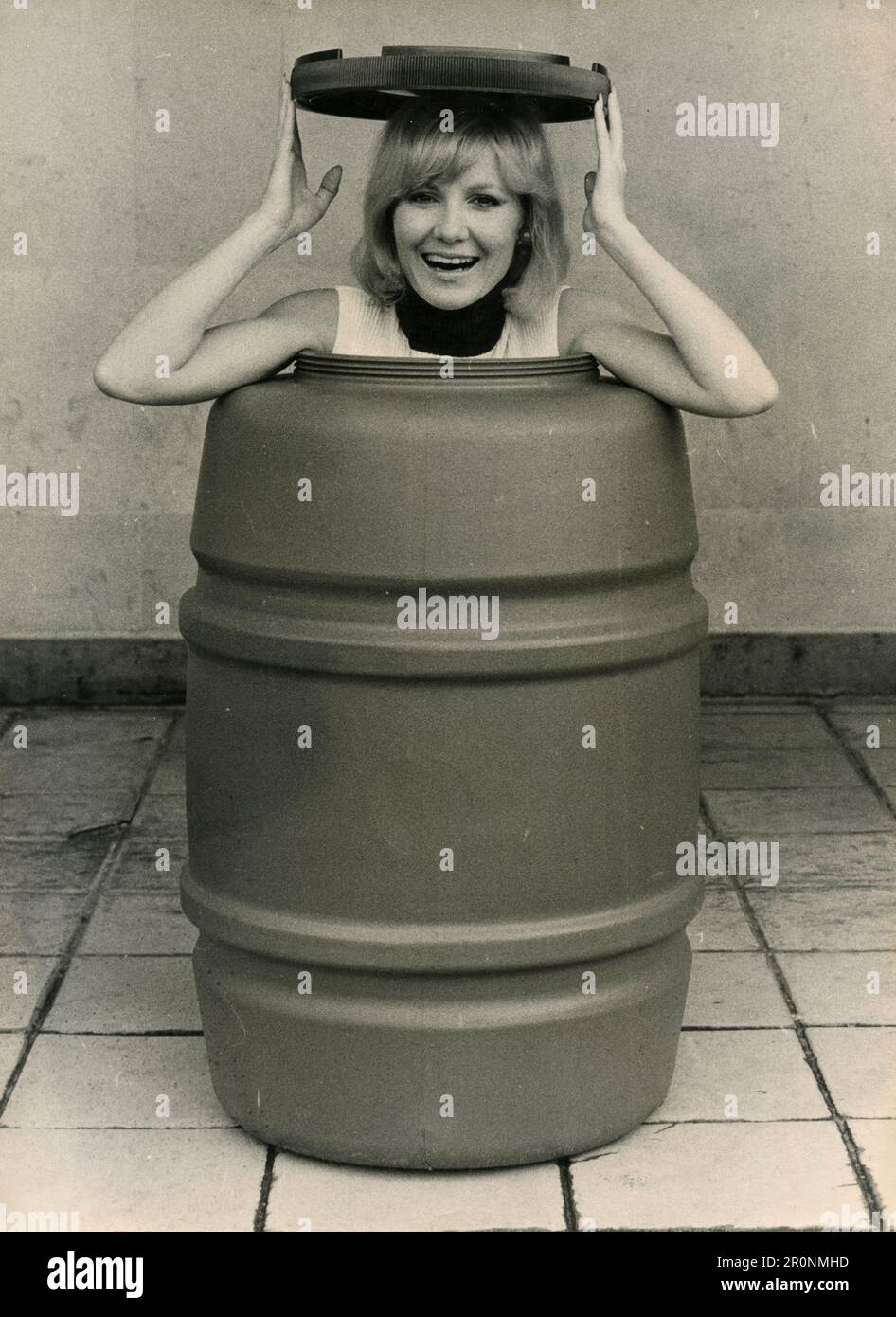 Frau in einem Polyethylenfass, UK 1966 Stockfoto