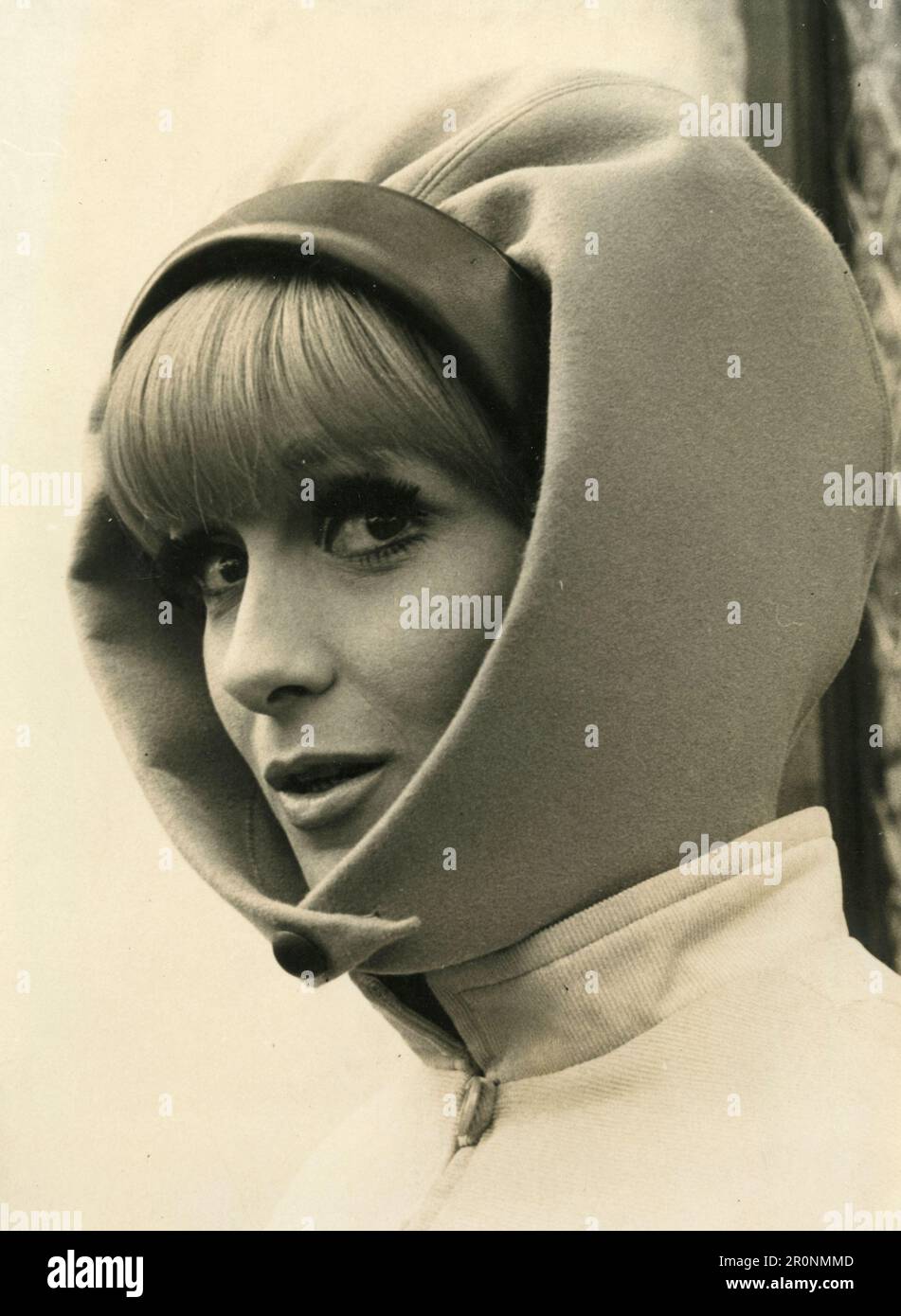Modemodell mit „Royal Albert“-Hut vom Millinery Institute, England 1966 Stockfoto