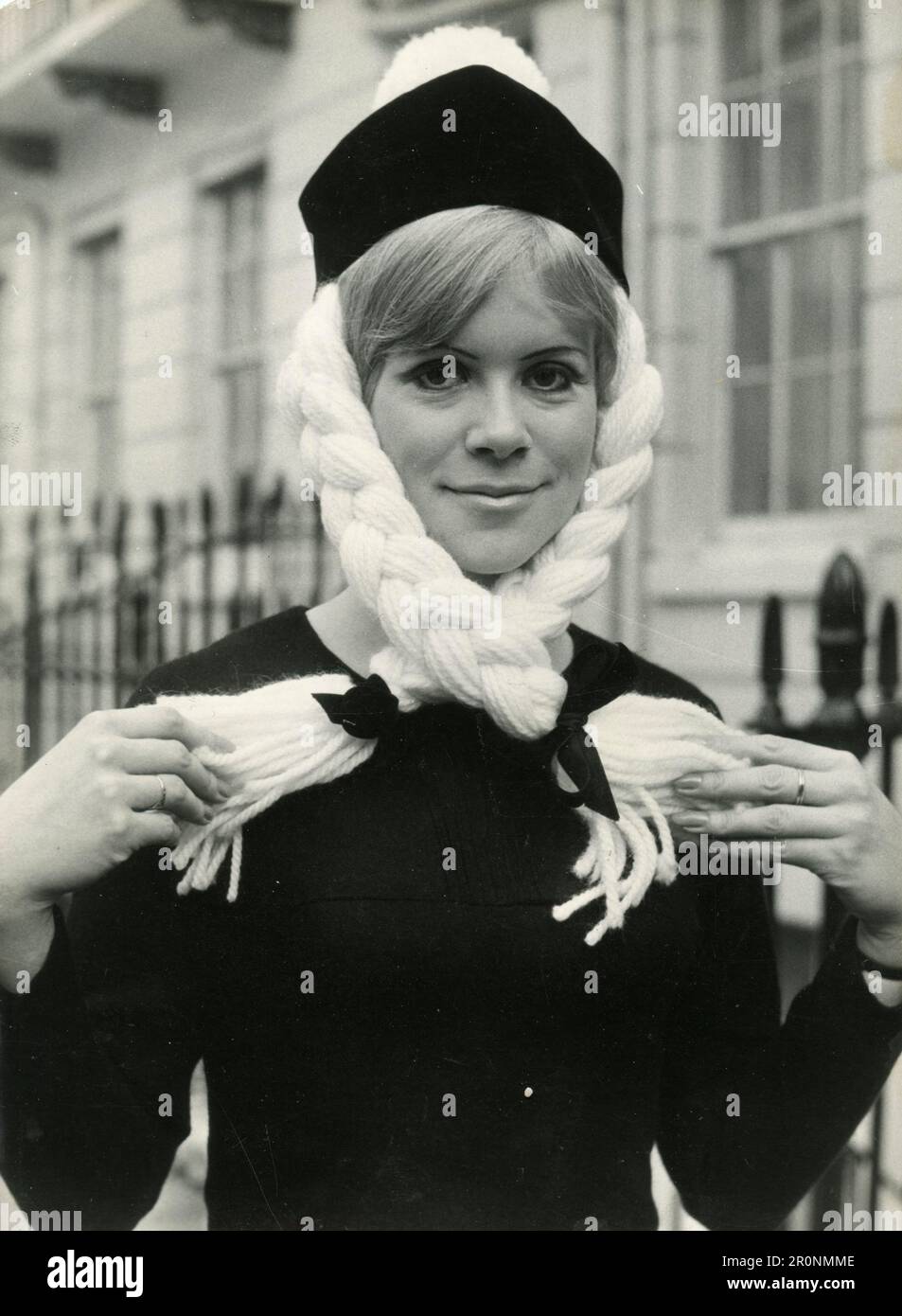 Modemodell mit Samtmütze und weißen Wollzöpfen vom britischen Designer Simone Mirman, England 1966 Stockfoto