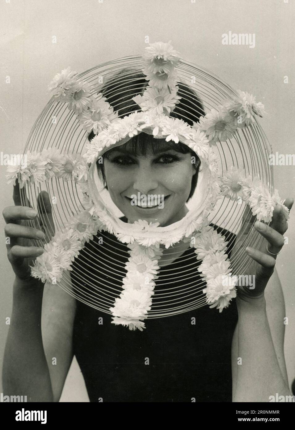 Modemodell mit Spiders Web Hut von der britischen Designerin Simone Mirman, England 1966 Stockfoto