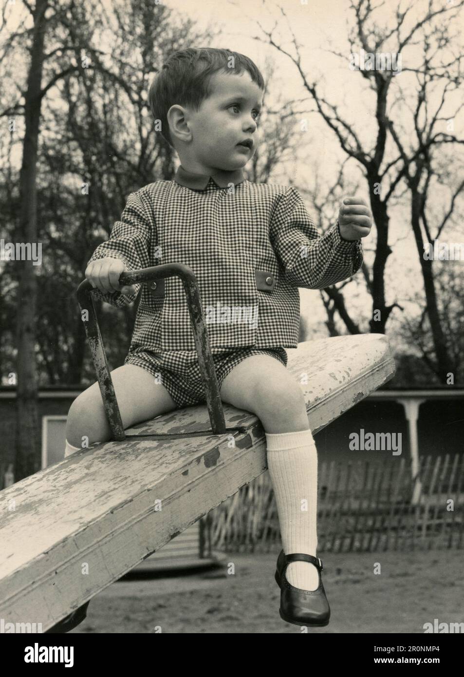 Kindermode: Modell, das ein Kleinkind-Outfit trägt, UK 1966 Stockfoto