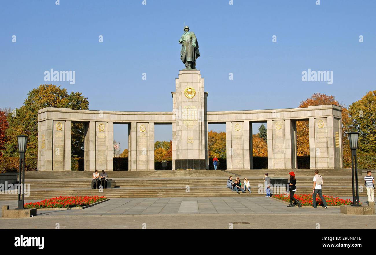 Berlin: Sowjetisches Kriegsdenkmal im Tiergarten. Das Denkmal erinnert an diejenigen, die in der Schlacht von Berlin 1945 ums Leben kamen. Stockfoto