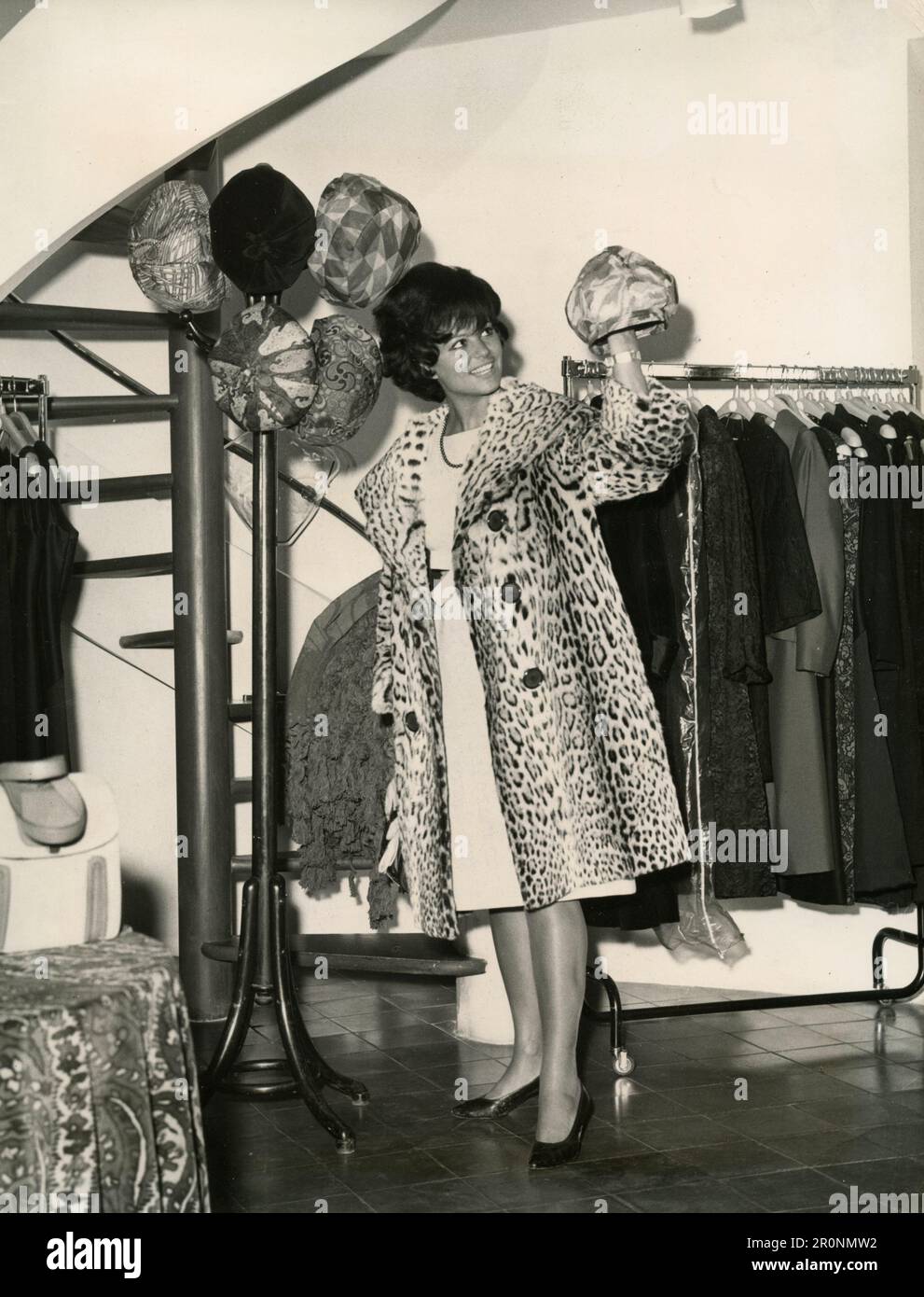 Italienische Schauspielerin Gina Lollobrigida trägt Leopardenfell, 1950er Stockfoto