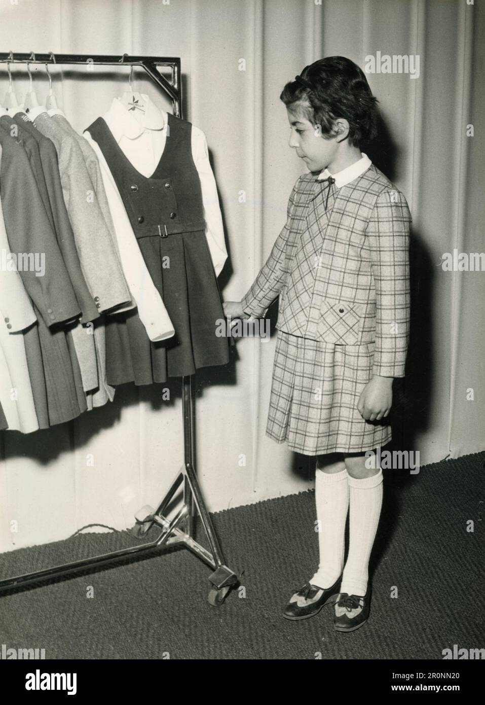 Kindermode: Modell mit kariertem Kleid, Italien 1966 Stockfoto