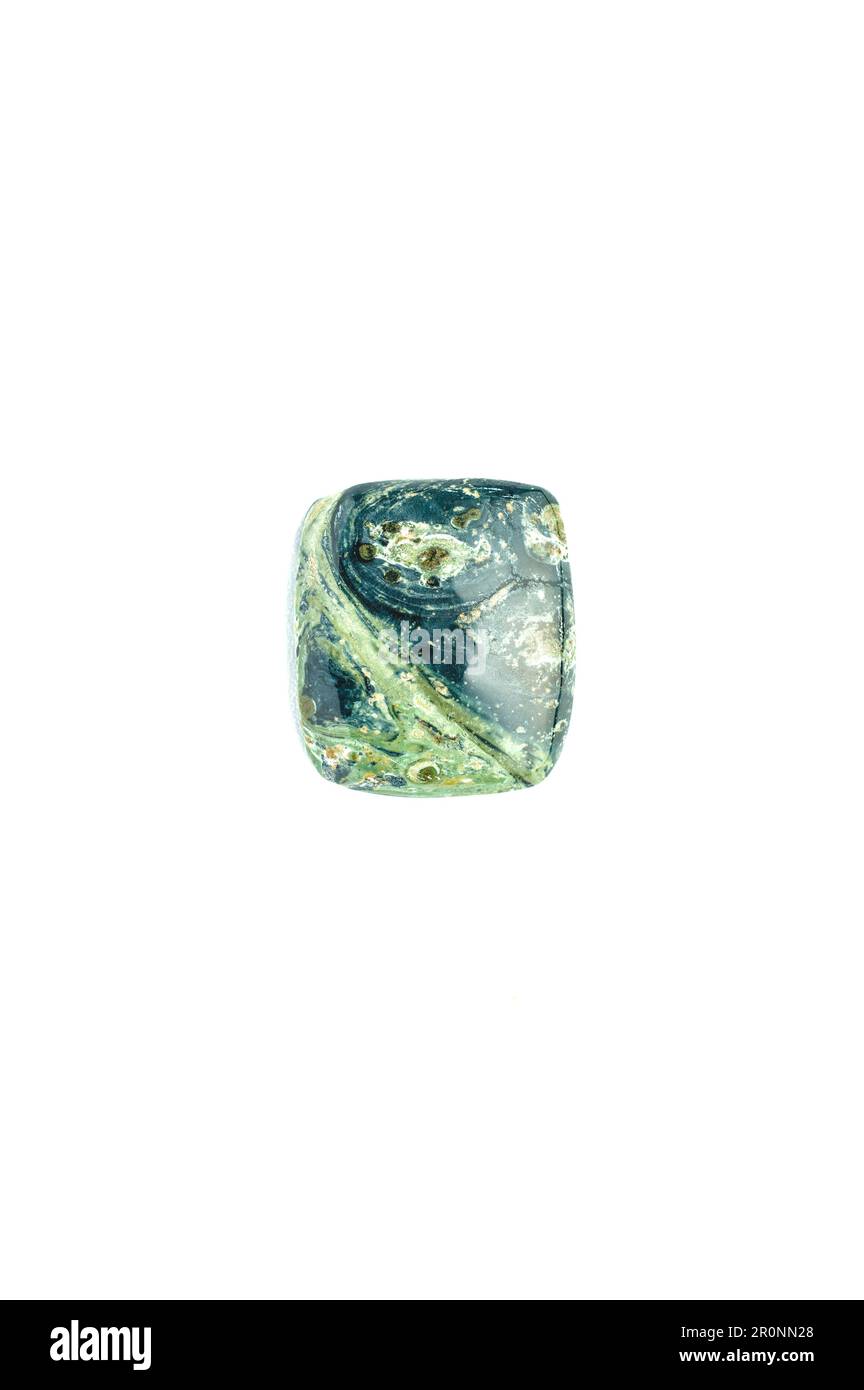 Kambaba Jasper (bekannt als Krokodiljasper oder Kabamba-Stein) Makrodetails Weiß isolierter Hintergrund. Nahaufnahme polierter, halbwertvoller Schmuckstein-Kopierspachtel Stockfoto