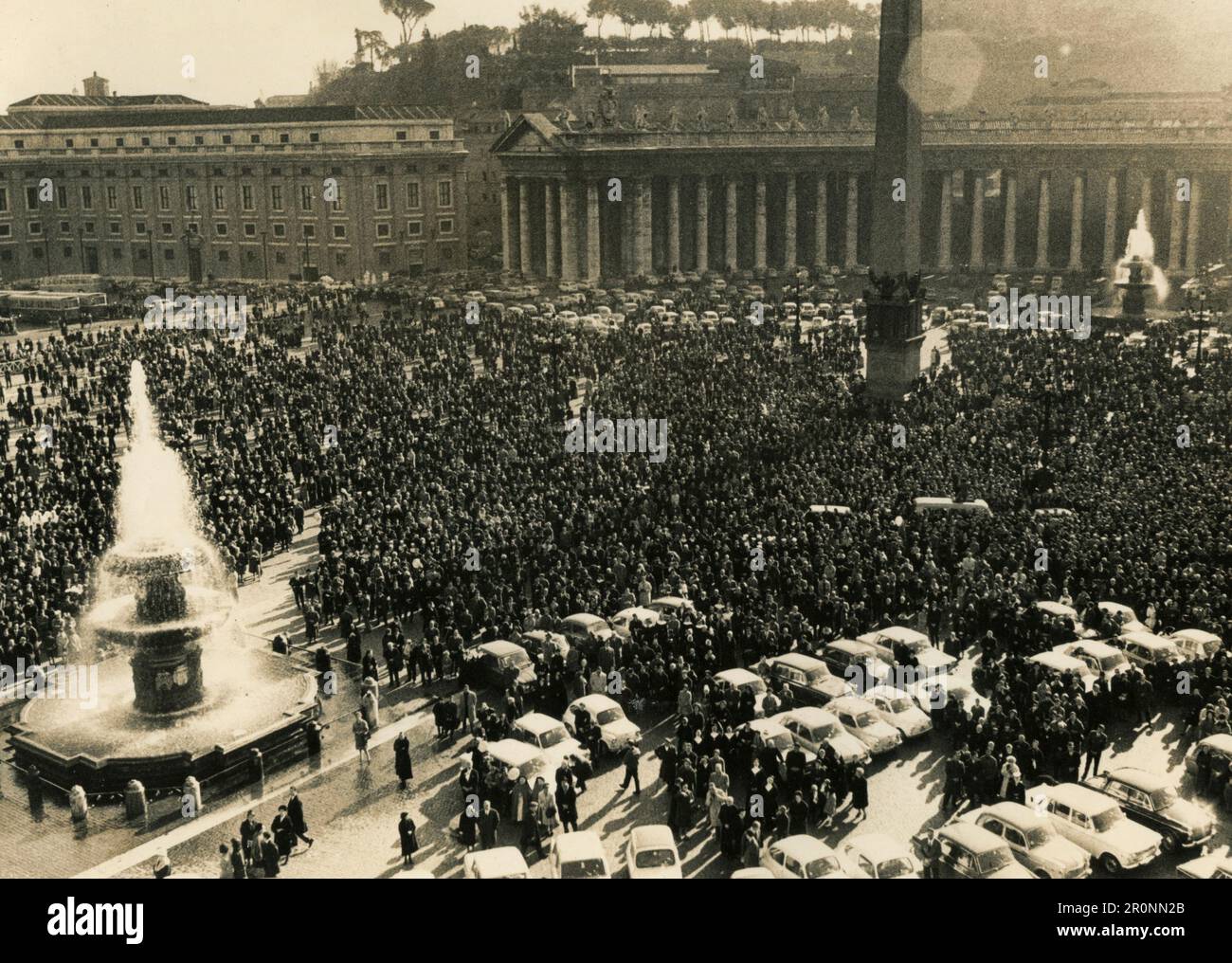 Die Menge der Gläubigen versammelte sich in St. Petersplatz für den Papst, Italien 1963 Stockfoto
