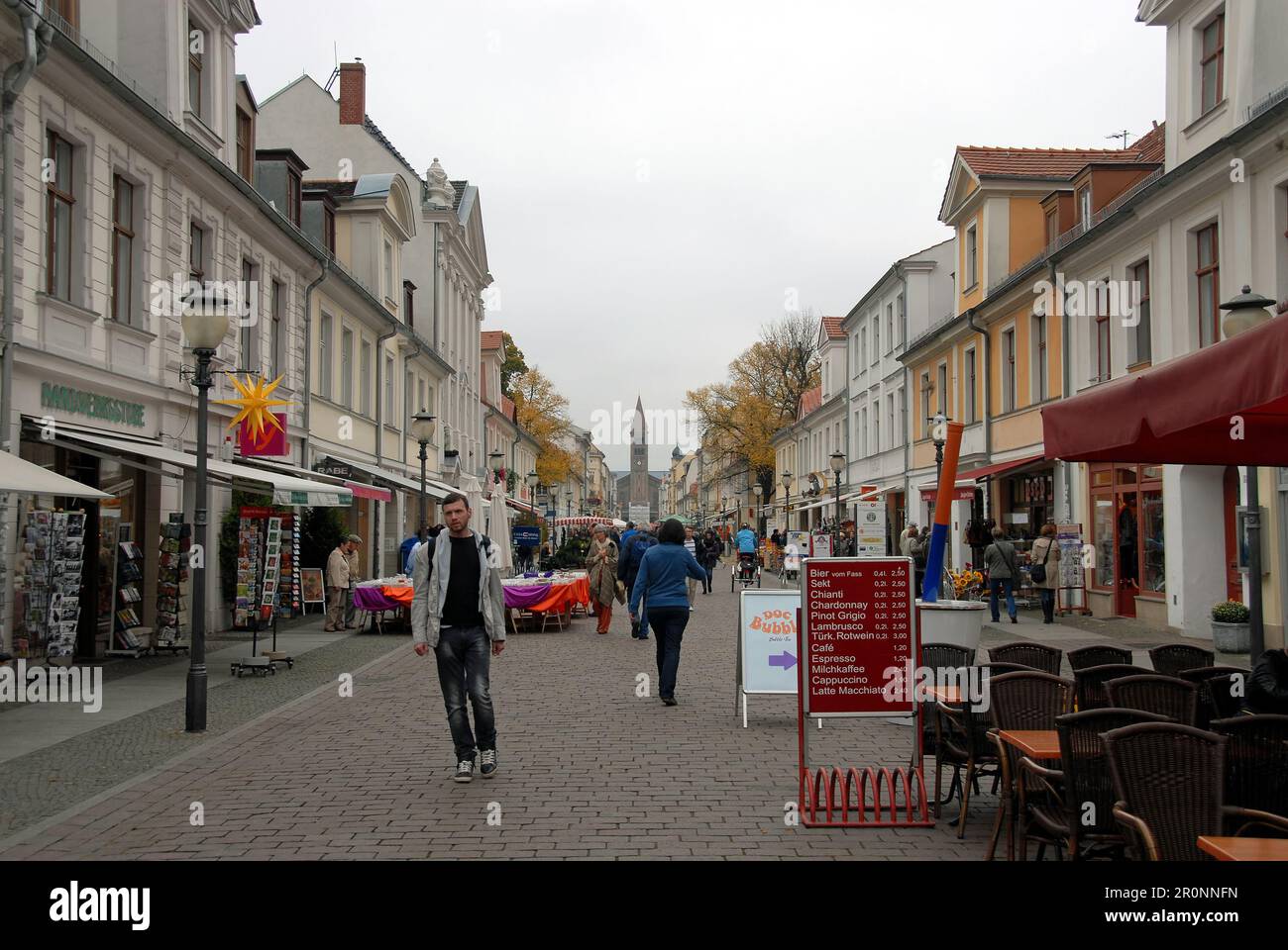 Potsdam: Brandenburger Straße in Potsdam. Eine Fußgängerzone mit Geschäften und Restaurants. Stockfoto