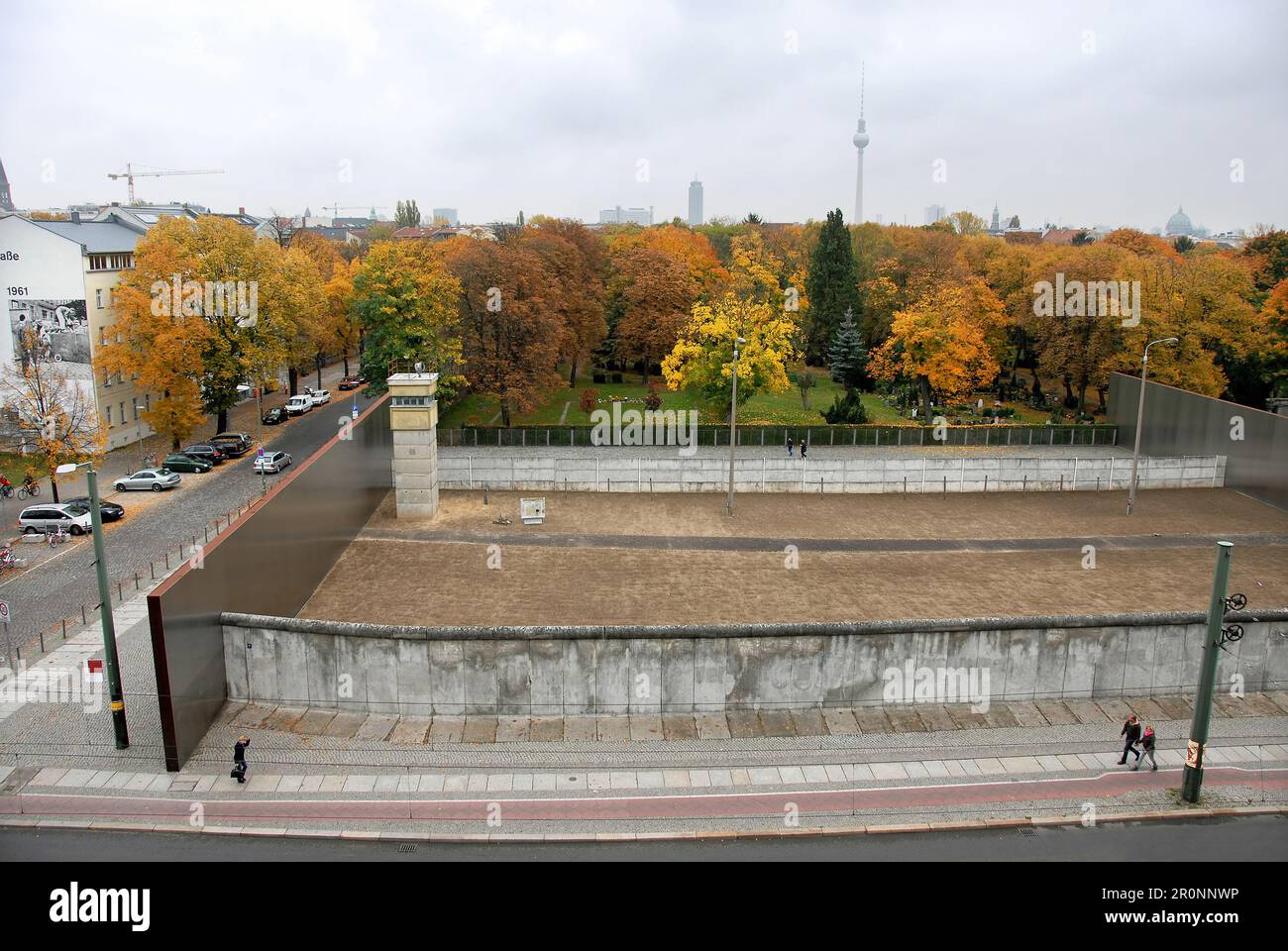 Berlin, Deutschland: Mit Blick auf einen erhaltenen Teil der Berliner Mauer, der den „Todesstreifen“ und den Wachturm zeigt. Stockfoto