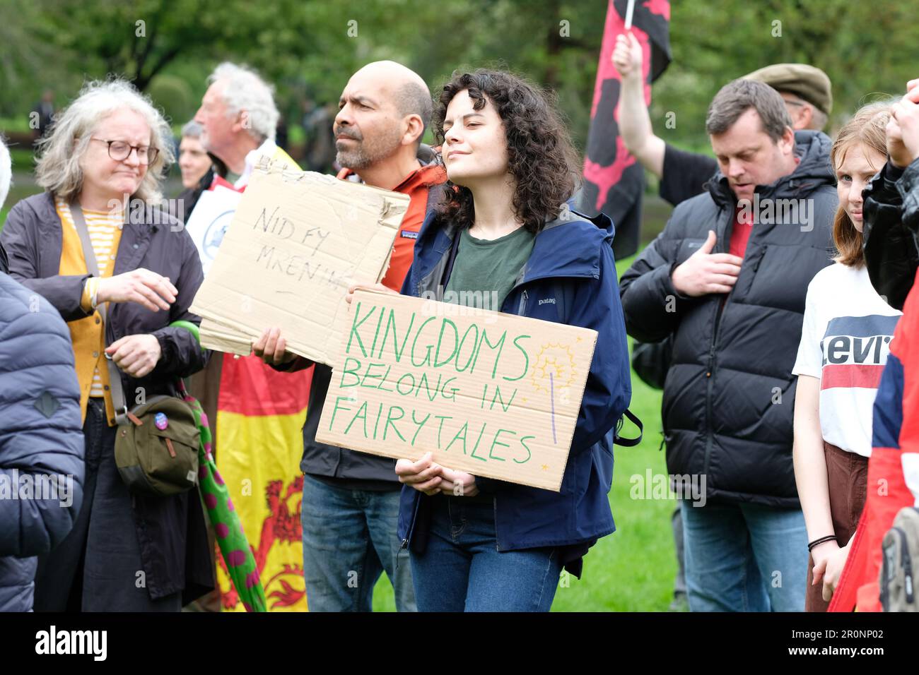 Von der Republik Cymru organisierte Demonstration mit Demonstranten gegen die Monarchie, die am Krönungstag am 6. 2023. Mai durch Cardiff marschierten Stockfoto
