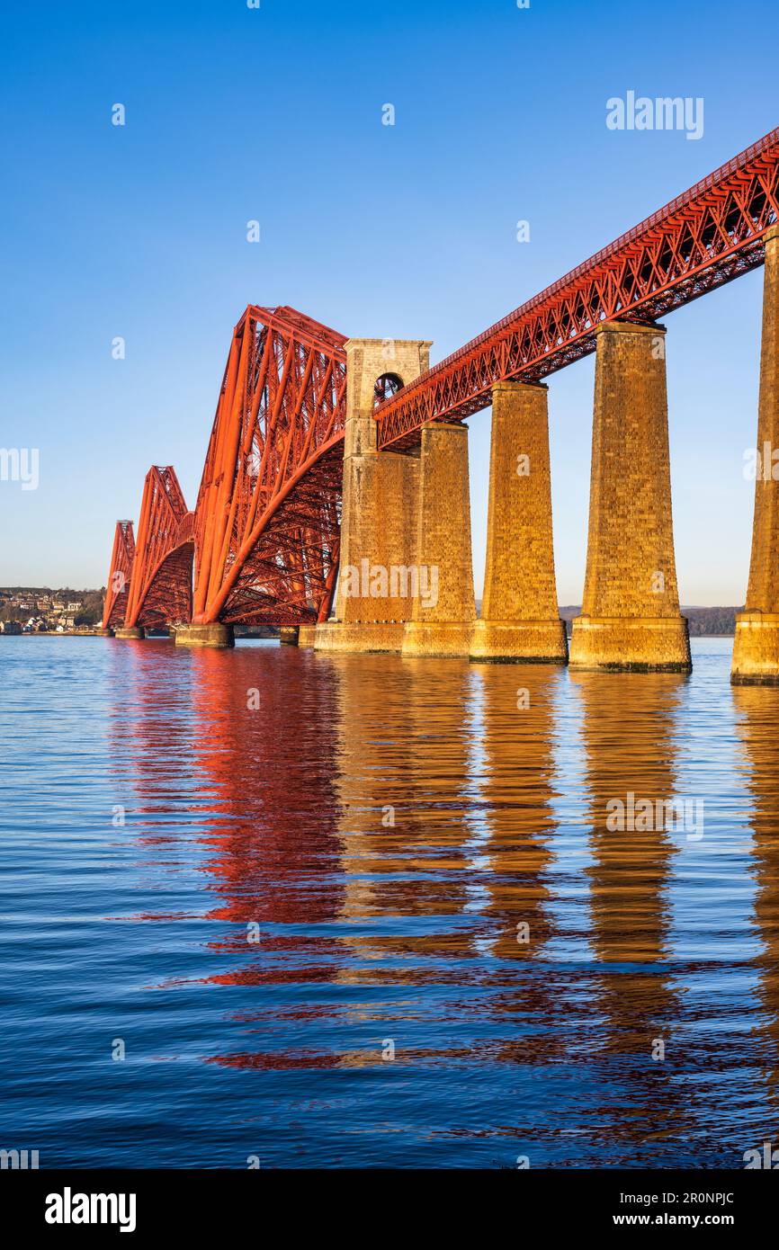 Forth Rail Bridge von der Südseite des Flusses Forth bei South Queensferry in Schottland, Großbritannien Stockfoto