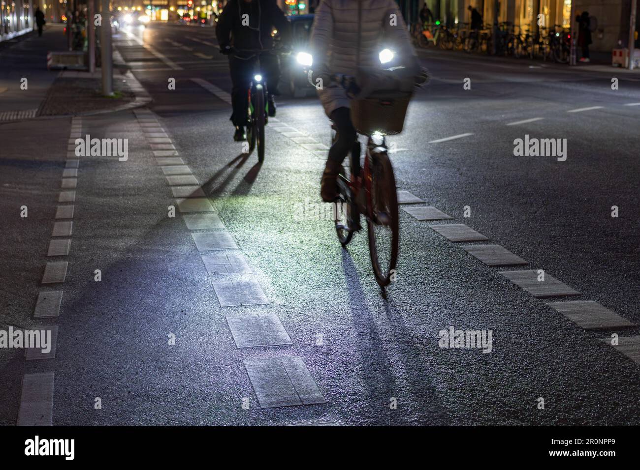 Radfahren in berlin bei Nacht Stockfoto