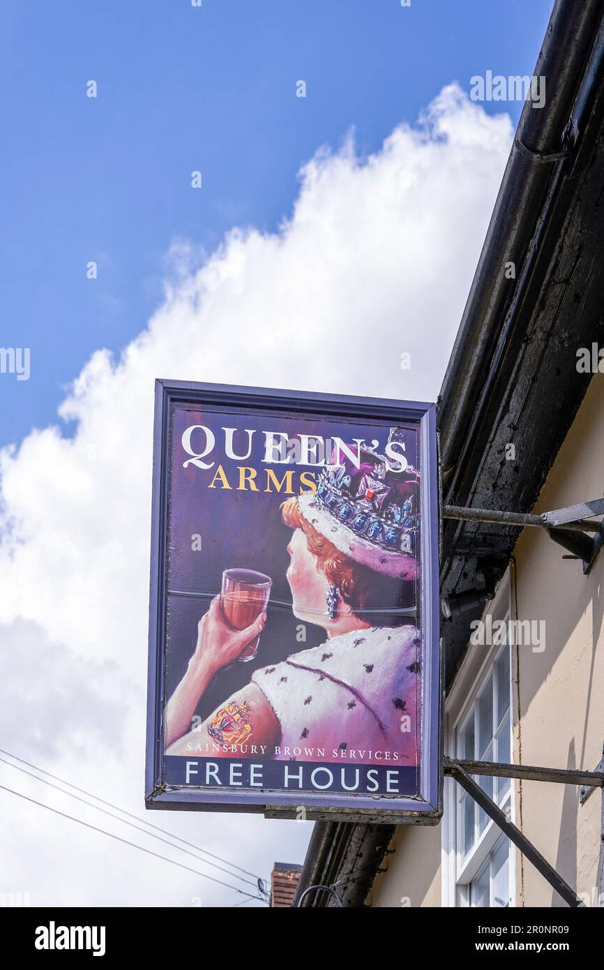 Queens Arms Pub Schild Stockfoto