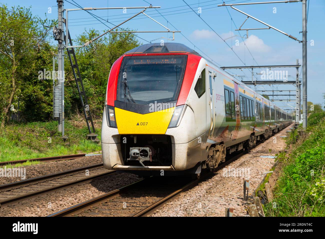 British Rail Klasse 745 FLIRT Zug von Greater Anglia durch Margaretting in Richtung London Liverpool Street, Großbritannien. Stadtler FLIRT EMU Eisenbahnzug Stockfoto