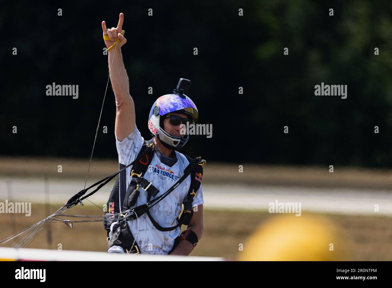 Ein weißer Mann trägt einen Schutzhelm und macht eine Geste aus Rock 'n' Roll Stockfoto