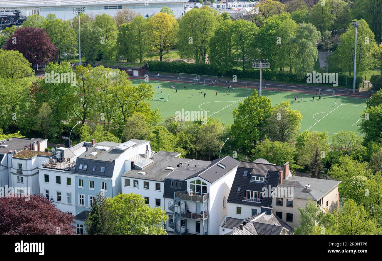 Drohnenansicht eines Fußballplatzes in einem alten Hamburger Stadtviertel. Stockfoto