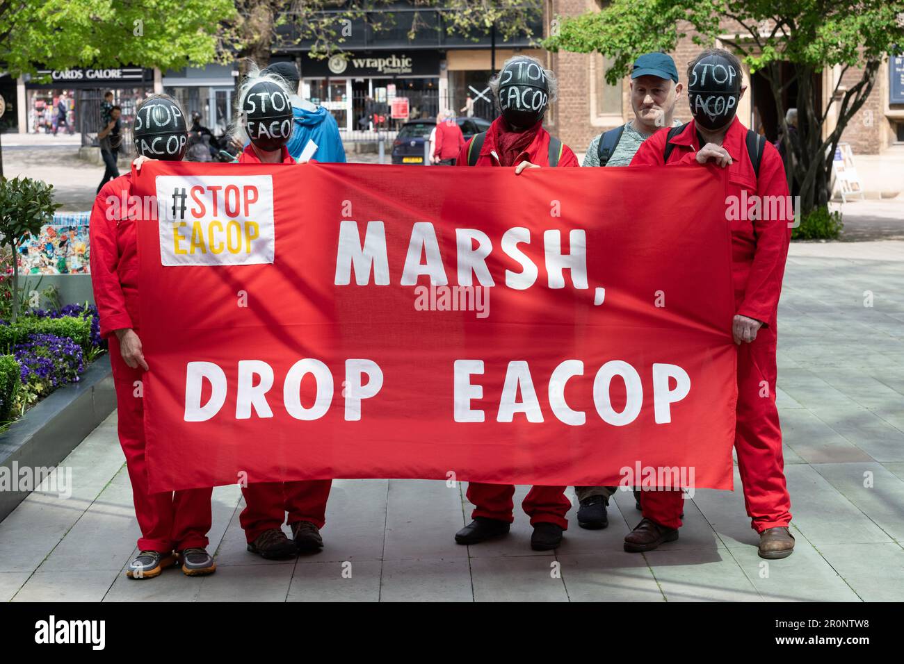 London, Großbritannien. 9. Mai 2023. Umweltaktivisten protestieren gegen die vorgeschlagene East African Crude Oil Pipeline (EACOP) vor dem Londoner Büro der Versicherer Marsh McLennan. Die umstrittene Pipeline, die von dem französischen Ölgroßhändler Total und der China National Offshore Oil Corporation geplant wurde, riskiert, Ökosysteme zu verschmutzen und das CO2-Niveau weiter anzuheben, sagen die Gegner, und mehrere Banken haben die Bereitstellung finanzieller Unterstützung abgelehnt. Kredit: Ron Fassbender/Alamy Live News Stockfoto