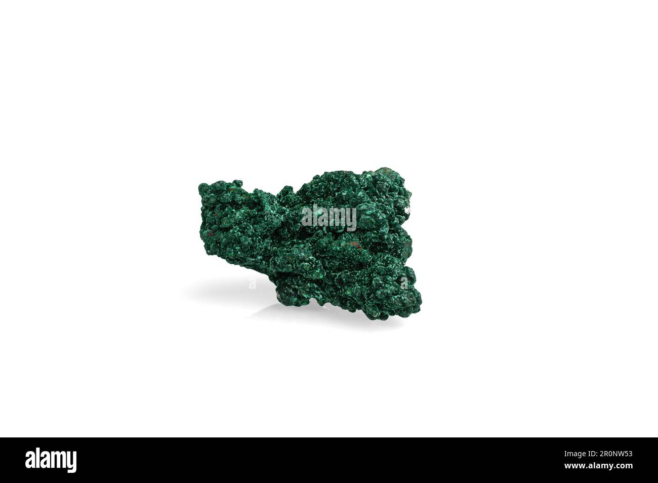 Grünes Malachit isoliert auf weißem Schwarzgrund. Detailhintergrund für Makro. Nahaufnahme rauer roher, unpolierter Halbedelstein. Stockfoto