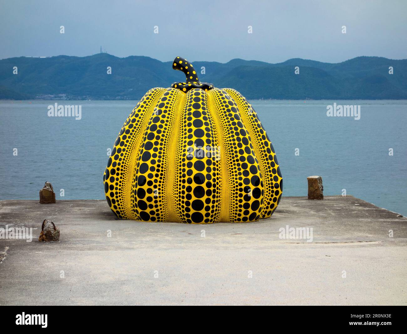 Gelbe Kürbisskulptur des japanischen Künstlers Yayoi Kusama auf der Insel Naoshima, Japan. Die Insel beherbergt eine Sammlung zeitgenössischer Kunst, die m ist Stockfoto