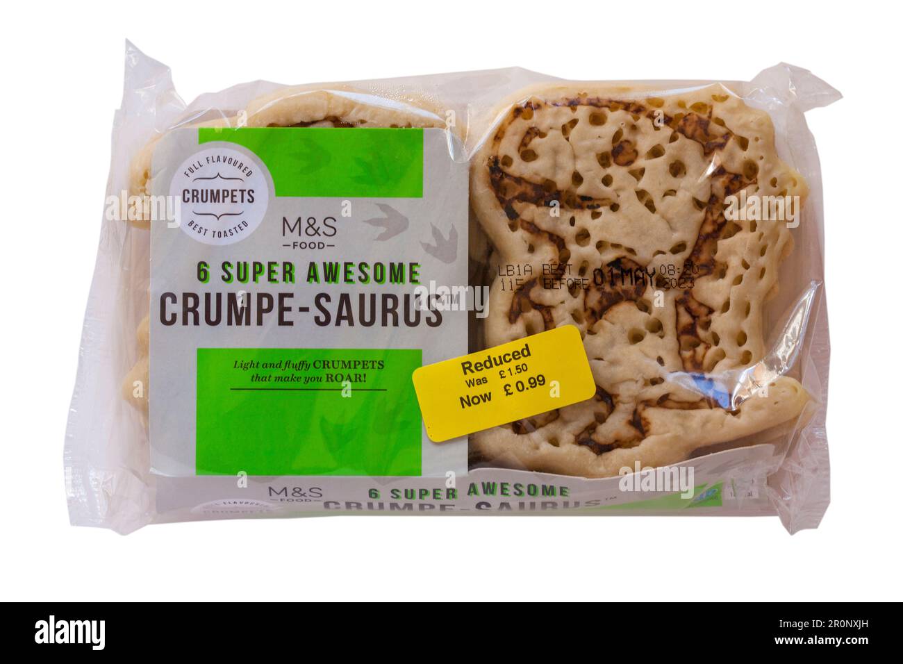 Ein Set supertoller M&S Crumpe-Saurus Crumpets mit leichten und flauschigen Crumpets, die Sie isoliert auf weißem Hintergrund brüllen lassen Stockfoto