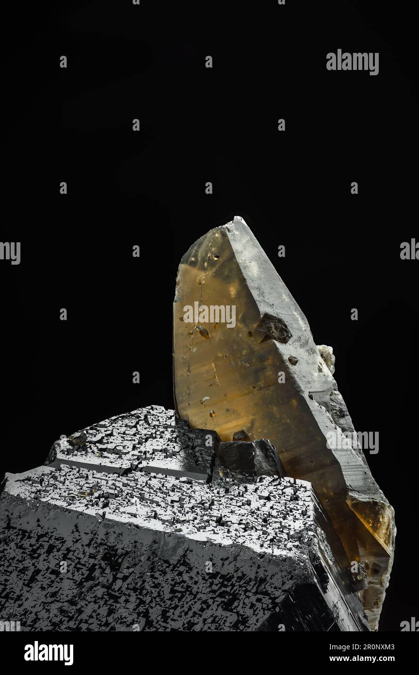 Rauchiger Quarz auf Schorl (schwarzes Turmalin). Texturhintergrund für Makrodetails. Nahaufnahme von rohem, unpoliertem Halbedelstein Stockfoto