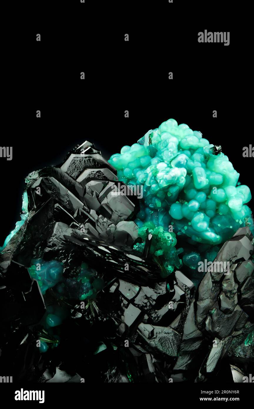Atacamit-Kristall, Makro-Detail-Texturhintergrund. Nahaufnahme von rohem, unpoliertem Halbedelstein Stockfoto