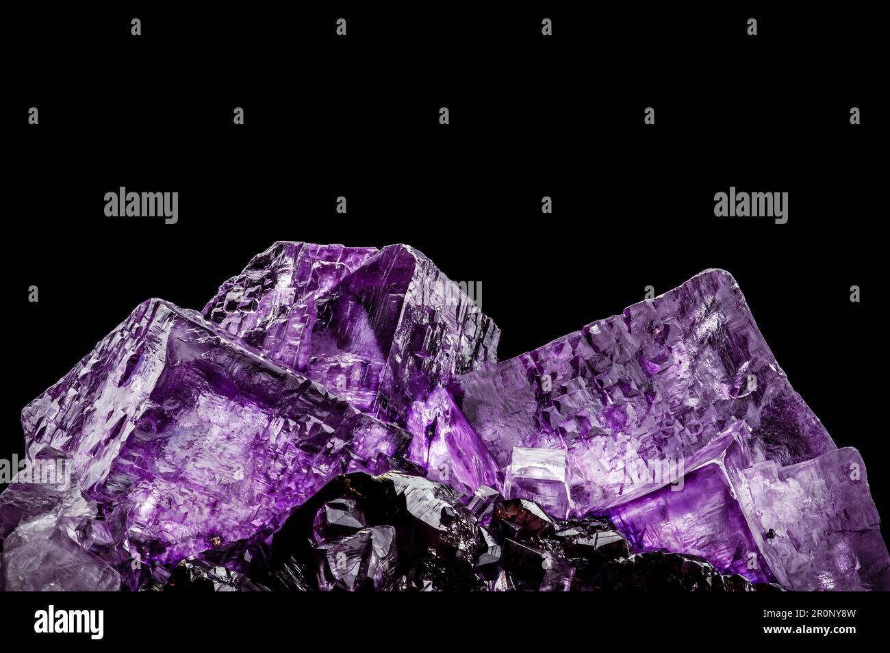 Violetter Fluorit (auch Flussspat genannt) Trunkenkristall.  Texturhintergrund für Makrodetails. Nahaufnahme von rohem, unpoliertem  Halbedelstein Stockfotografie - Alamy