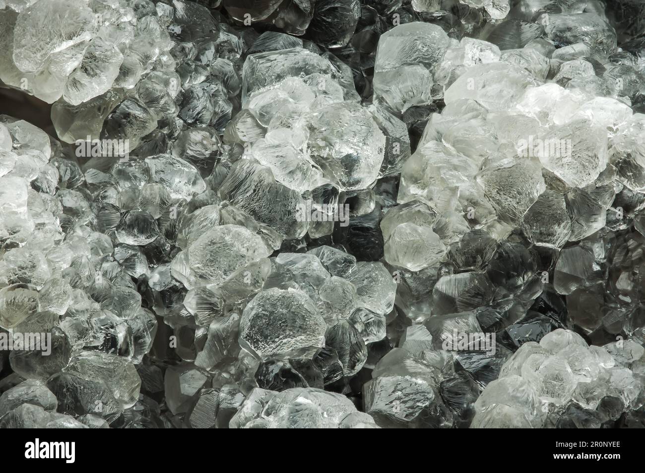 Kristallklare Kalksteine. Texturhintergrund für Makrodetails. Nahaufnahme von rohem, unpoliertem Halbedelstein Stockfoto