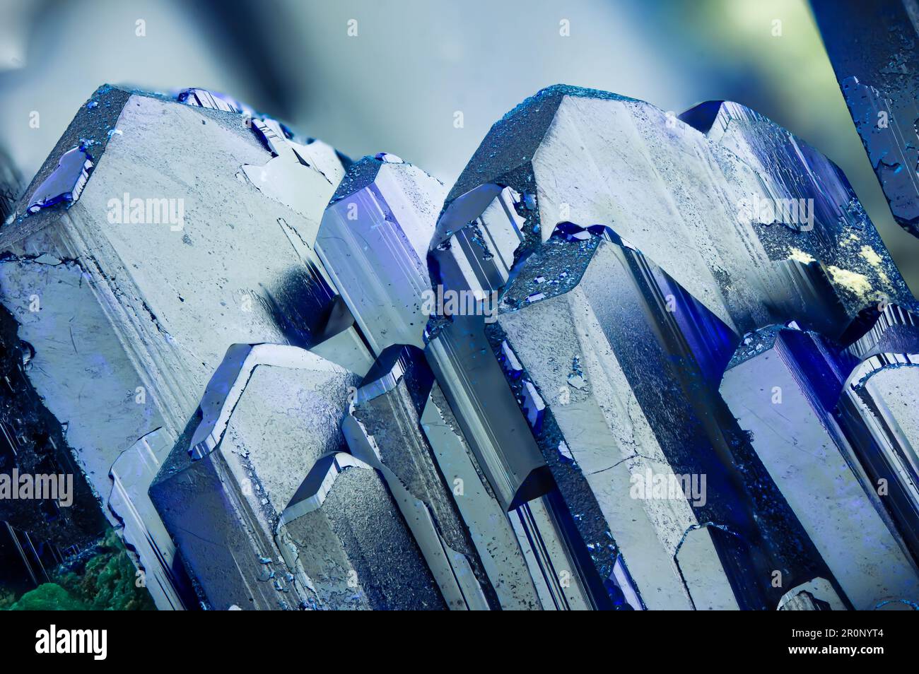 Blauer Azuritkristall auf Malachitmatrix. Texturhintergrund für Makrodetails. Nahaufnahme von rohem, unpoliertem Halbedelstein Stockfoto