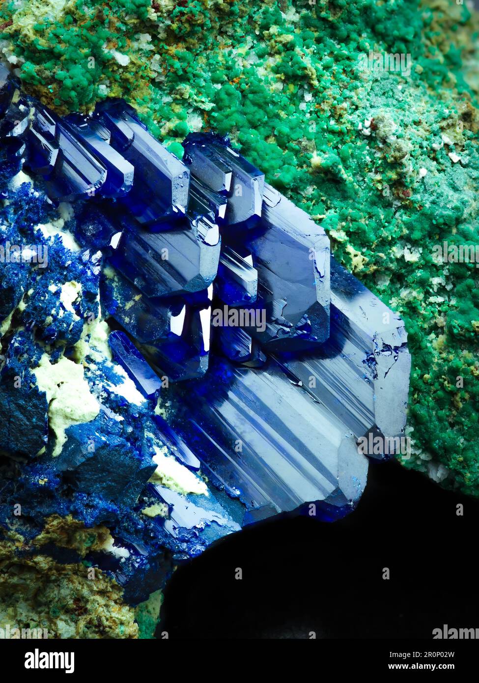 Blauer Azuritkristall auf Malachitmatrix. Texturhintergrund für Makrodetails. Nahaufnahme von rohem, unpoliertem Halbedelstein Stockfoto