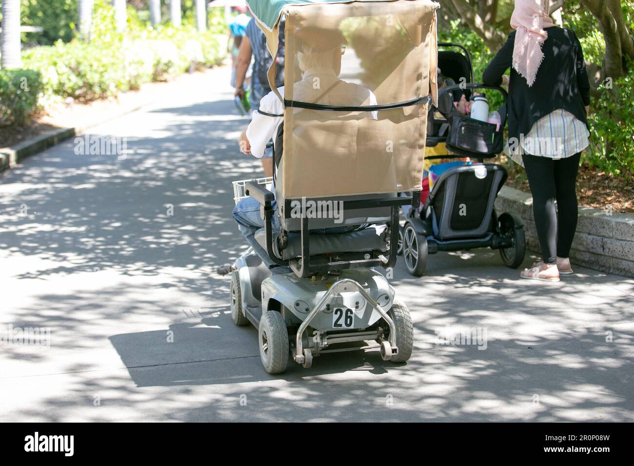 San Diego, Kalifornien, Vereinigte Staaten - 09-23-2021: Ein Blick auf einen Gast, der einen elektrischen Rollstuhlverleih benutzt, gesehen im San Diego Zoo. Stockfoto