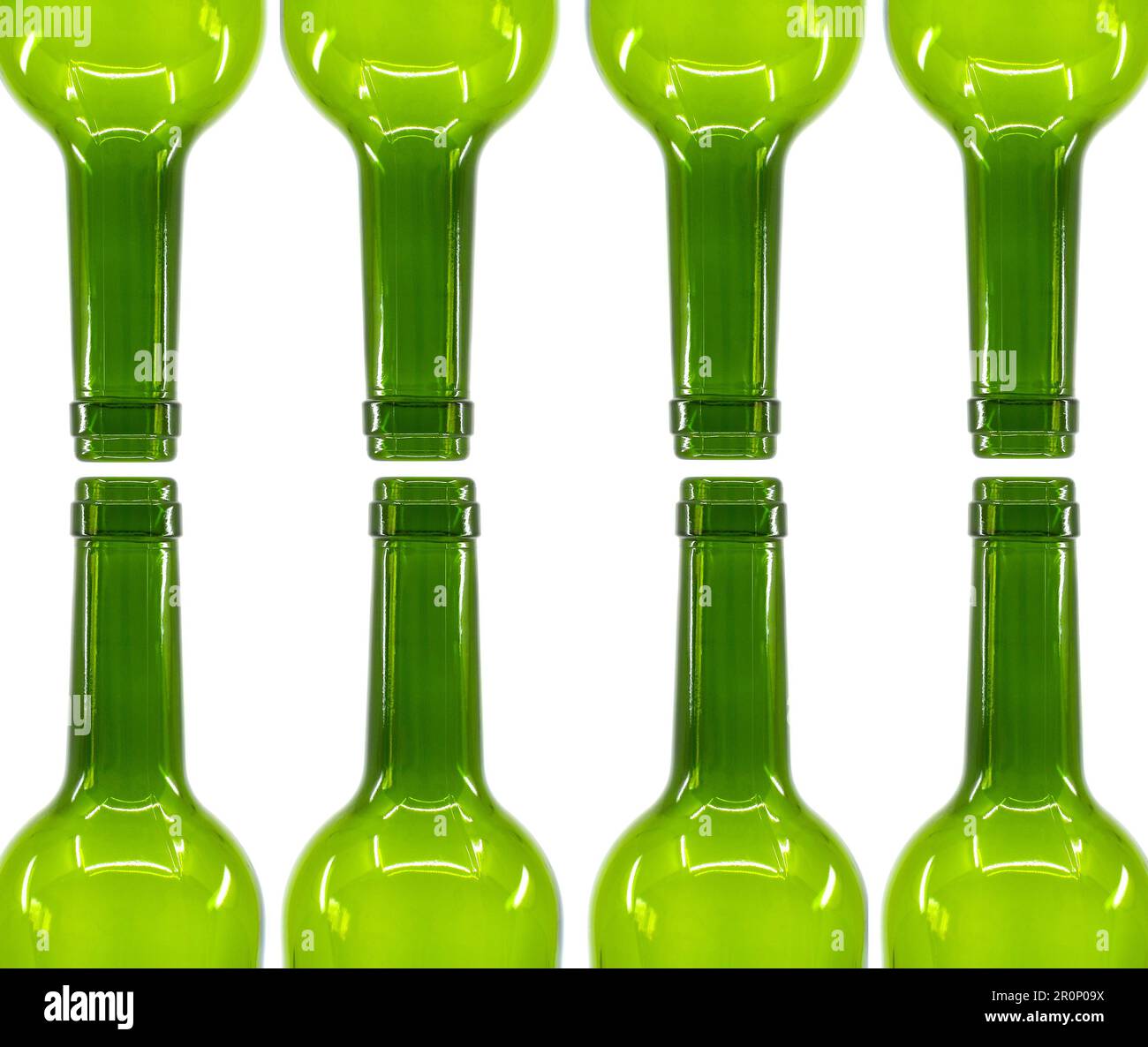 Reihen leerer Weinflaschen, isoliert auf weißem Hintergrund. Speicherplatz kopieren. Alkoholkonsum-Konzept. Stockfoto