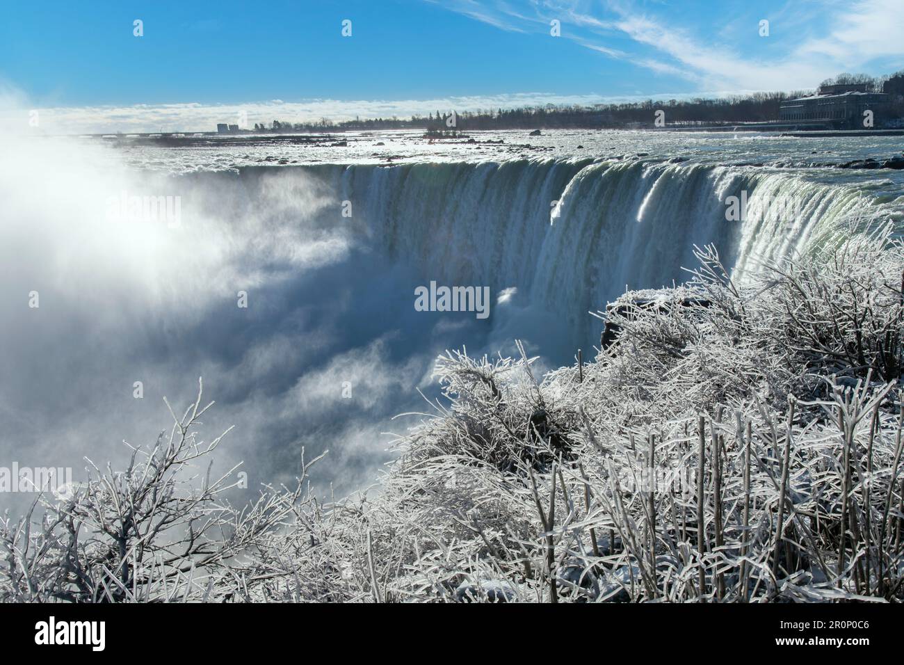 Panoramablick über die Niagarafälle, ON, Kanada im Winter mit Wassernebel von den Wasserfällen, die weiße Eisschichten in den Büschen erzeugen Stockfoto