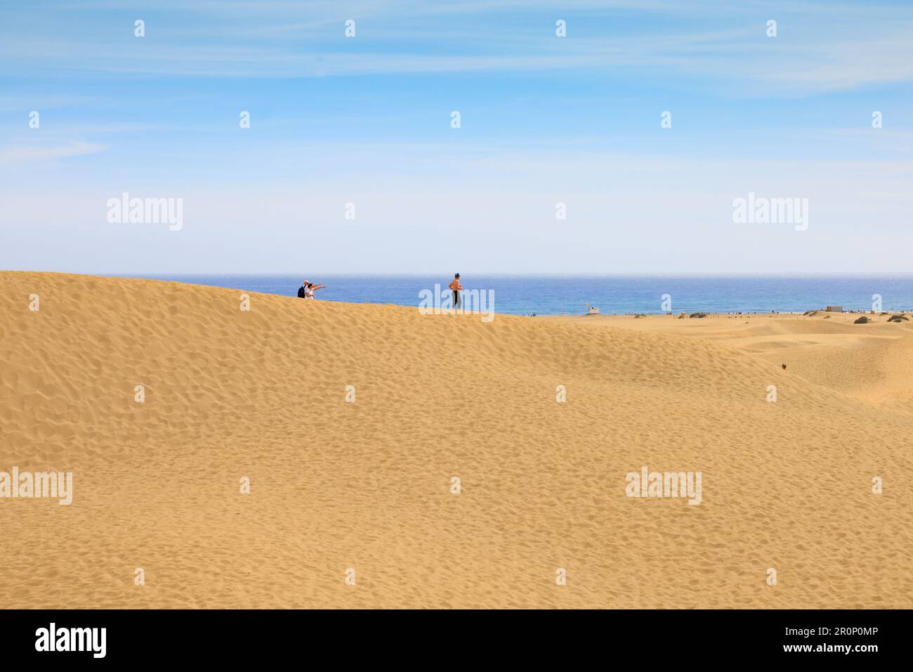 Touristen auf dem Sand in den Dünen von Maspalomas, Dunas de Maspalomas, Las Palmas, Gran Canaria, Spanien Stockfoto