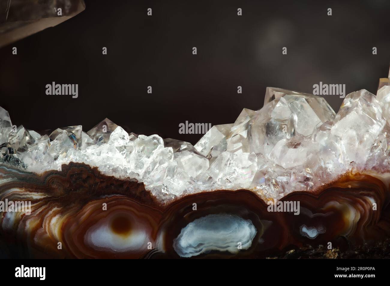 Geode-Makro mit Quarzdetails Texturhintergrund. Nahaufnahme von rohem, unpoliertem, halbwertvollen Dürren-Edelstein Stockfoto