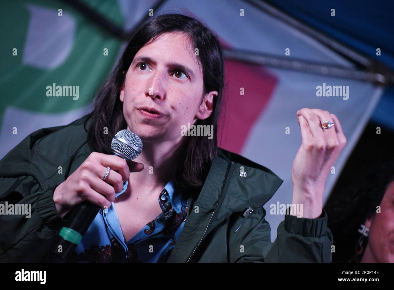 Marcianise, Kampanien, Italien. 8. Mai 2023. Wahlverwaltungsreise in Kampanien für die neue Sekretärin der italienischen Demokratischen Partei, Elly Schlein, während ihrer Rede zur Unterstützung des Kandidaten der Partito Democratico zum Bürgermeister der kleinen Stadt Marcianise in der Provinz Caserta. (Kreditbild: © Pasquale Gargano/Pacific Press via ZUMA Press Wire) NUR REDAKTIONELLE VERWENDUNG! Nicht für den kommerziellen GEBRAUCH! Stockfoto