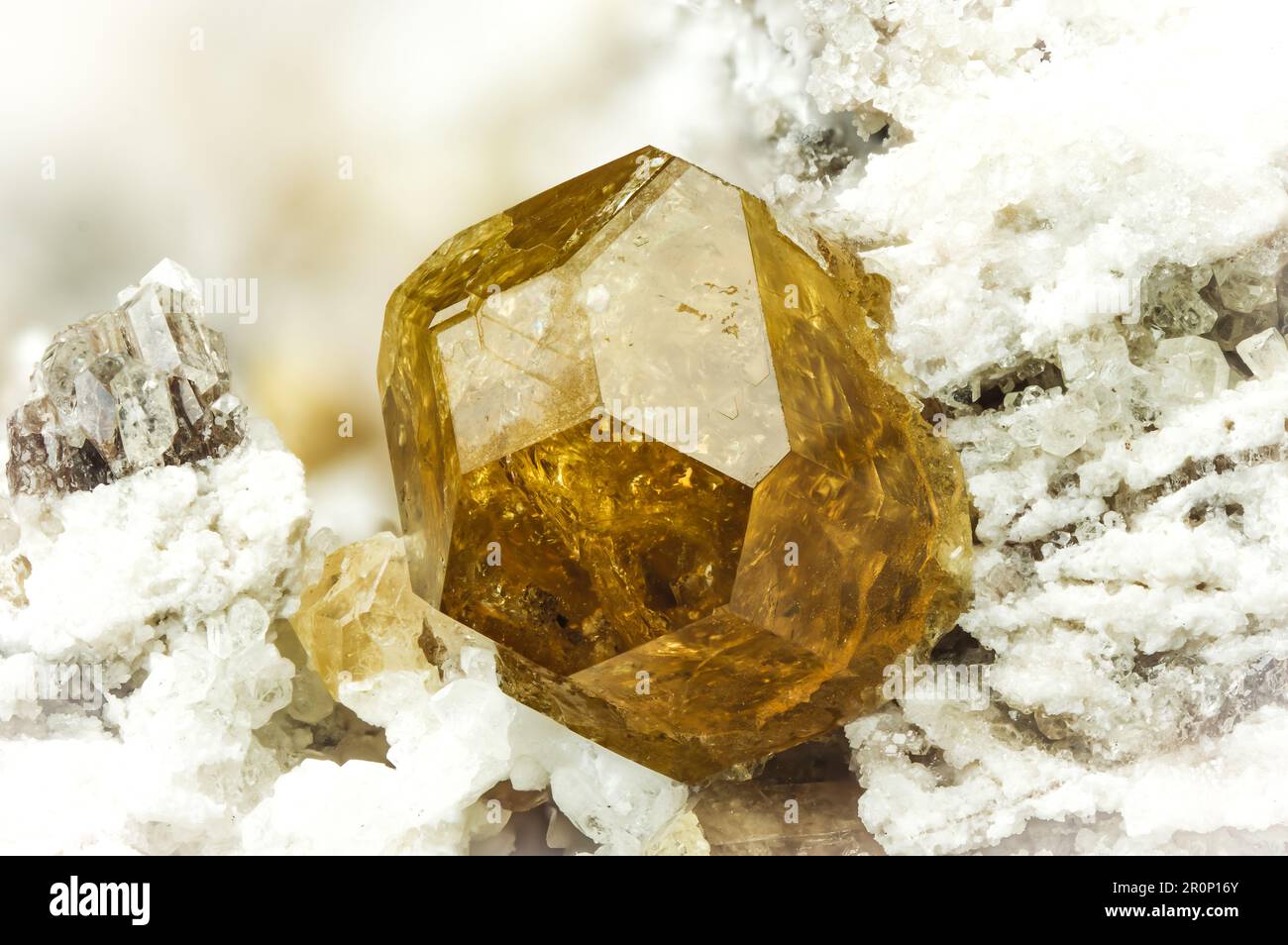 Vesuvianit-Kristall (auch Idocrase genannt) Makro Detailtexturhintergrund. Nahaufnahme von rohem, unpoliertem Halbedelstein Stockfoto