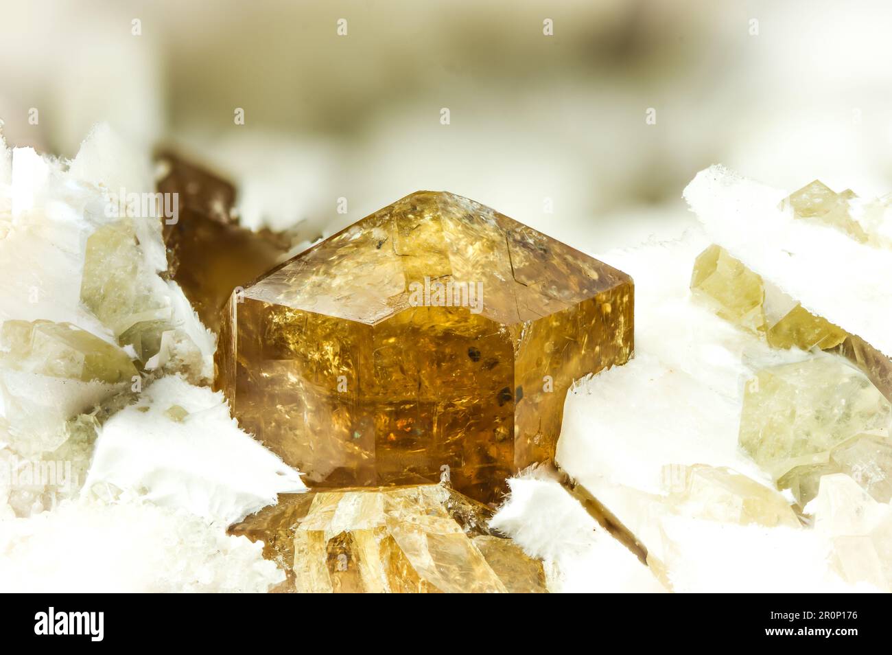 Vesuvianit-Kristall (auch Idocrase genannt) Makro Detailtexturhintergrund. Nahaufnahme von rohem, unpoliertem Halbedelstein Stockfoto
