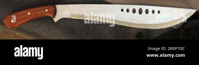 Unbezahltes Handout-Foto der Metropolitan Police von einem Messer, das von der Metropolitan Police in Welwyn Gardens im Oktober 2021 beschlagnahmt wurde. Marques Walker, 17, wurde im Old Bailey wegen des Mordes an Jermaine Cols, der im Alter von 14 Jahren das jüngste Opfer eines tödlichen Messerverbrechers im Jahr 2021 war, zu lebenslänglich mit einer Mindestdauer von 19 Jahren verurteilt. Jermaine Cools wurde erstochen, als er am 18 2021. November vor einem Hühnerladen in Croydon, Süd-London, wehrlos auf dem Boden lag. Ausgabedatum: Dienstag, 9. Mai 2023. Stockfoto