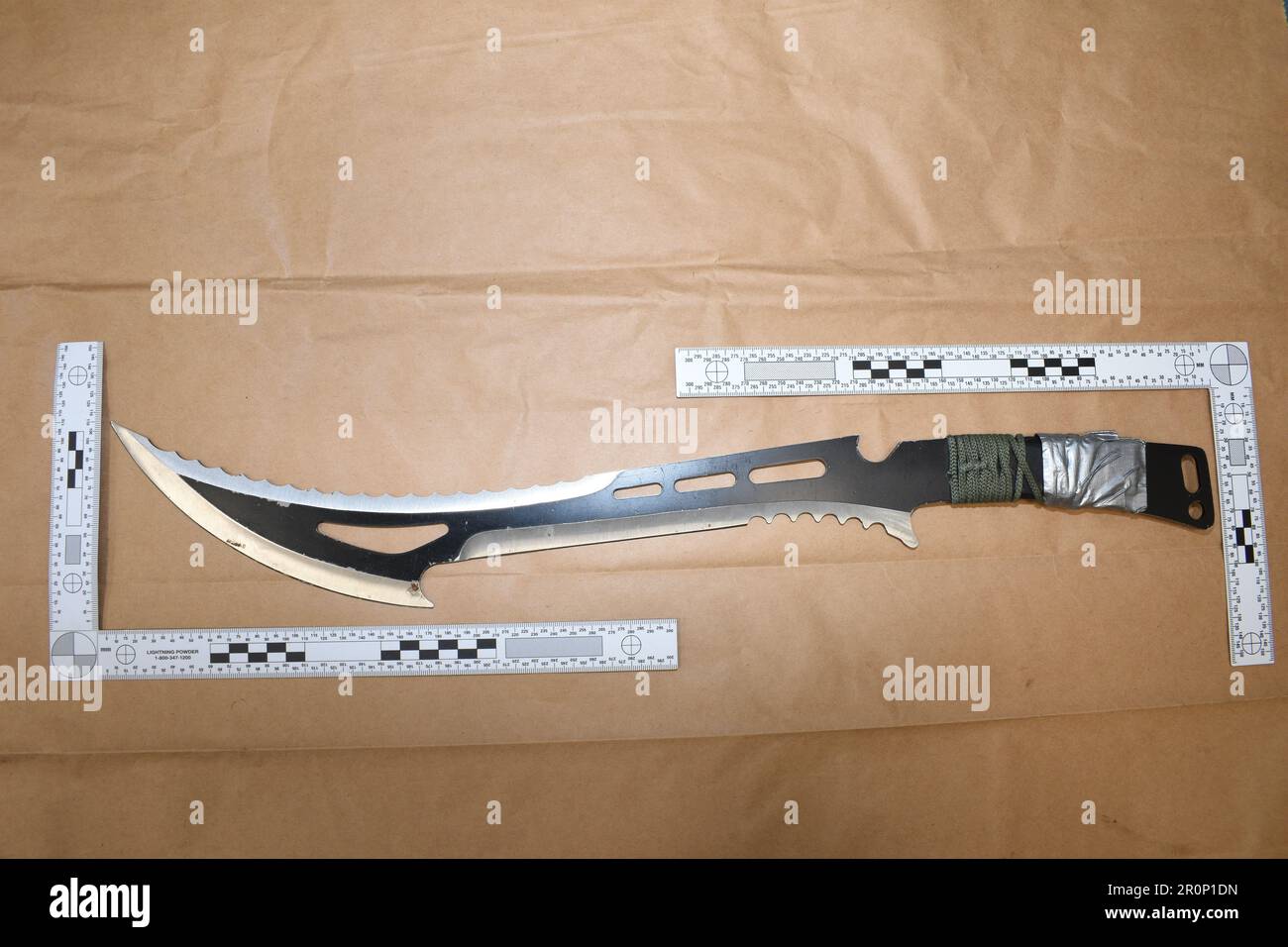 Unbezahltes Handout-Foto der Metropolitan Police von einem Messer, das von der Metropolitan Police in Croydon beschlagnahmt wurde. Marques Walker, 17, wurde im Old Bailey wegen des Mordes an Jermaine Cols, der im Alter von 14 Jahren das jüngste Opfer eines tödlichen Messerverbrechers im Jahr 2021 war, zu lebenslänglich mit einer Mindestdauer von 19 Jahren verurteilt. Jermaine Cools wurde erstochen, als er am 18 2021. November vor einem Hühnerladen in Croydon, Süd-London, wehrlos auf dem Boden lag. Ausgabedatum: Dienstag, 9. Mai 2023. Stockfoto