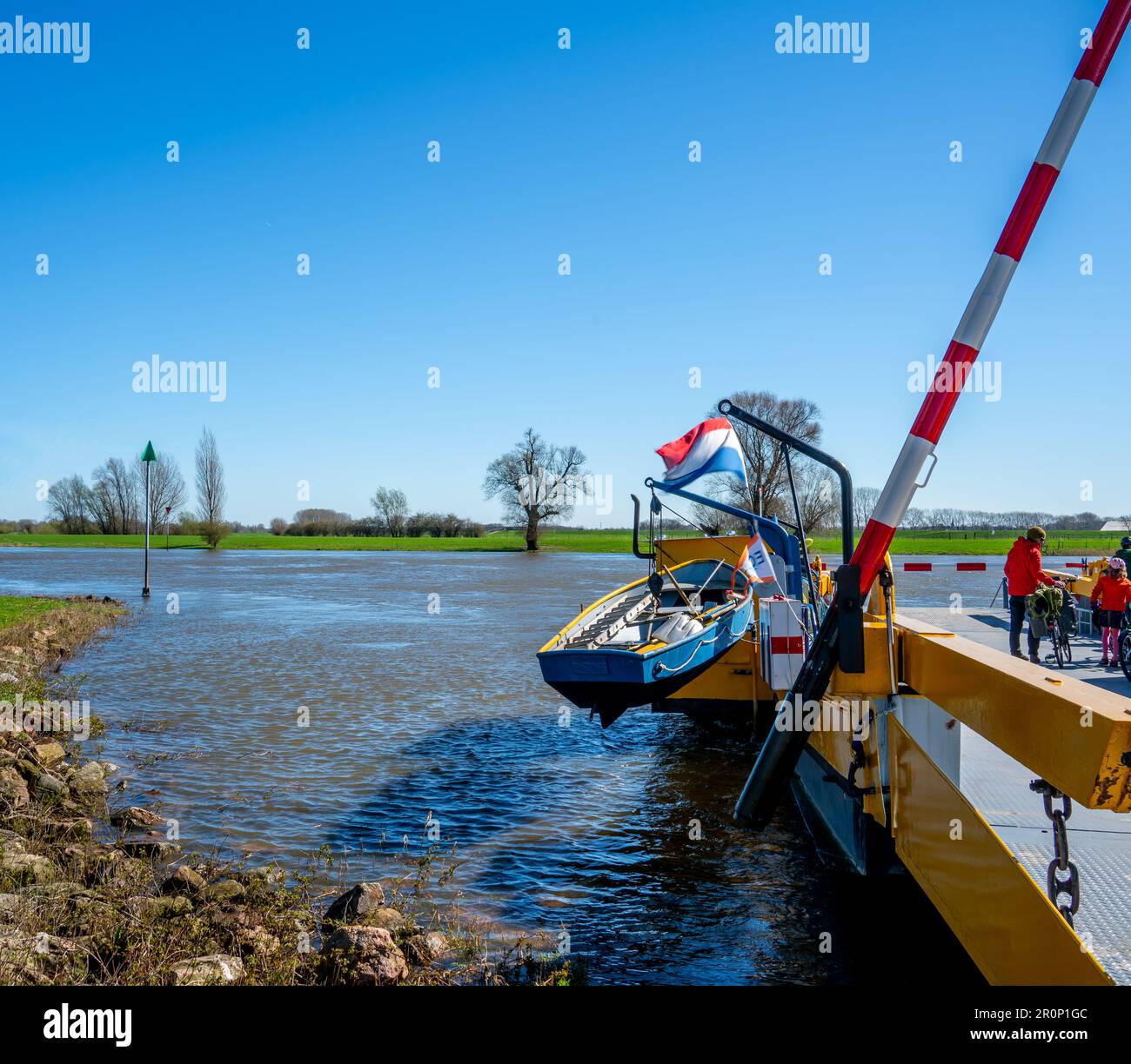 Fähre auf dem Fluss IJssel in den Niederlanden Stockfoto