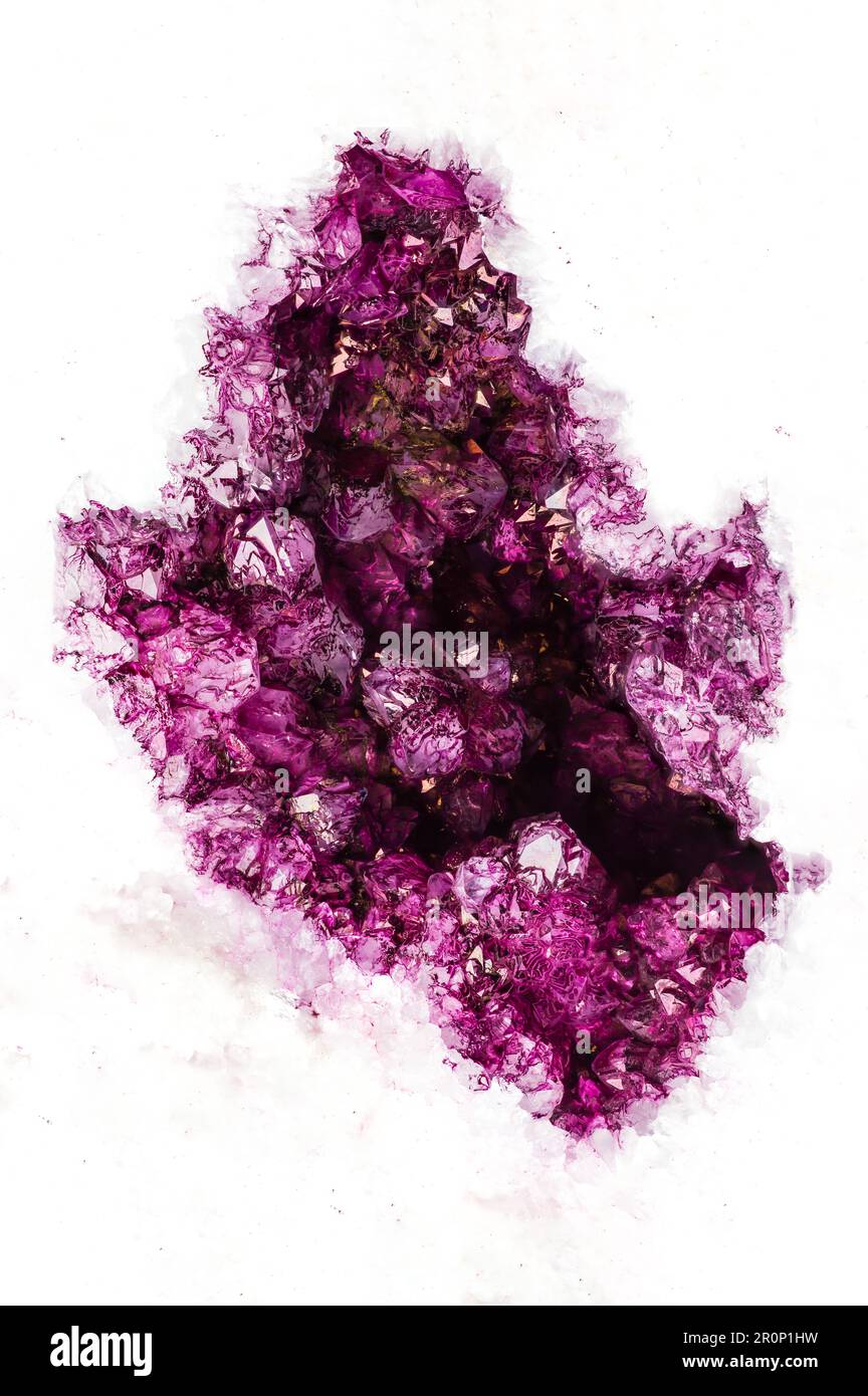 Künstlich gefärbter (lackierter) Quarz, der wie ein Amethyst aussieht. Pinkfarbener, lilafarbener, violetter Hintergrund mit Makrodetails. Nahaufnahme roh, unpoliert Stockfoto