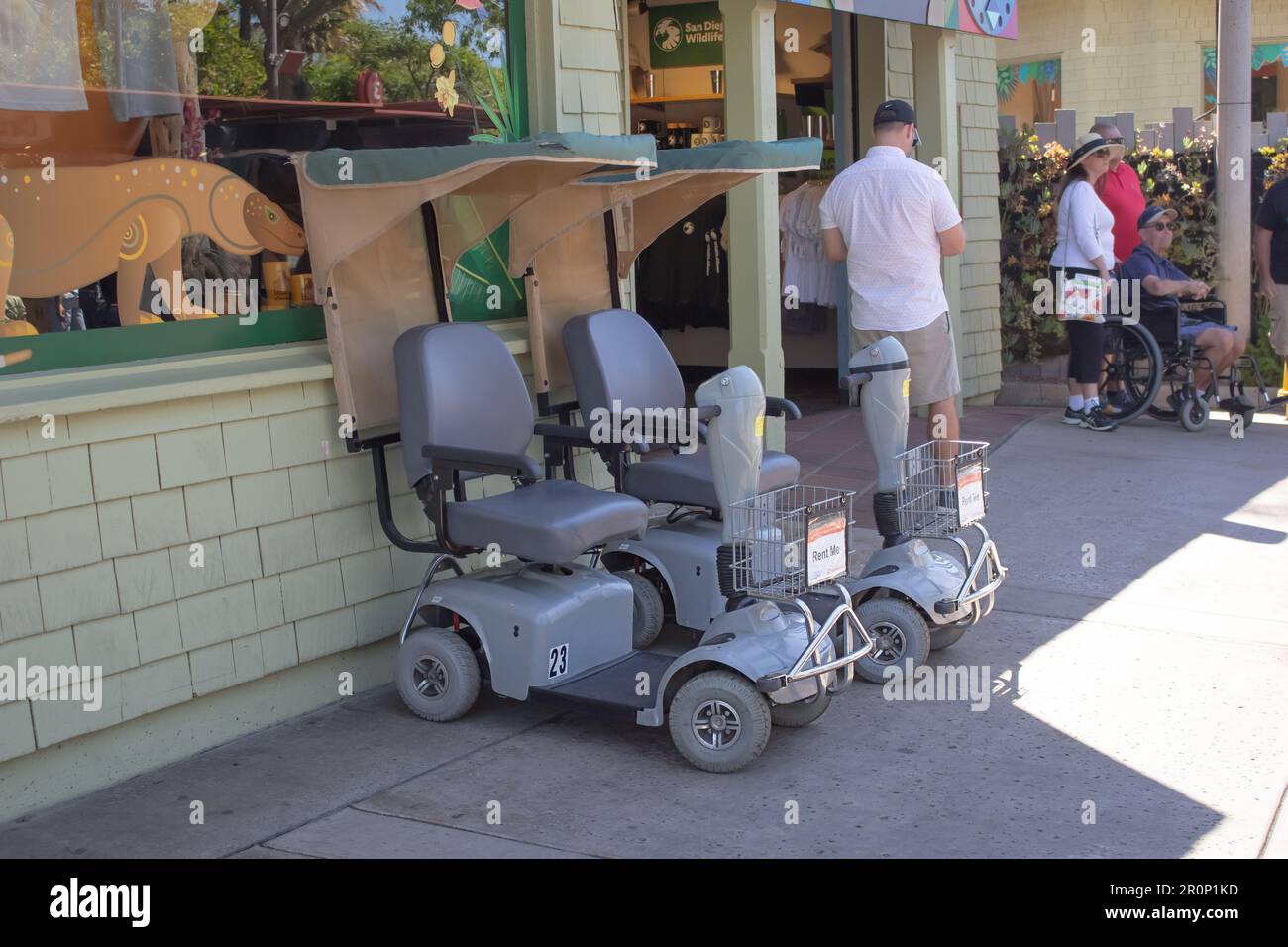 San Diego, Kalifornien, USA - 09-23-2021: Blick auf elektrische Rollstühle, die gemietet werden können, im San Diego Zoo. Stockfoto