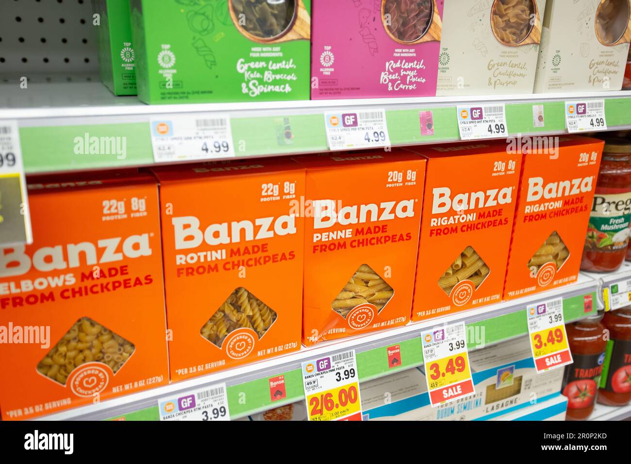 Los Angeles, Kalifornien, USA - 10-25-2021: Ein Blick auf mehrere Packungen Banza Chickpeas Penne Pasta, die in einem Lebensmittelgeschäft ausgestellt werden. Stockfoto