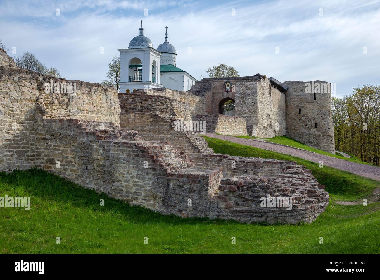 Eintritt zur alten Festung Izborsk. Region Pskov, Russland Stockfoto