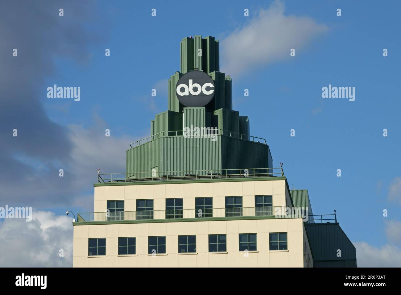 Burbank, Kalifornien/USA - 2. Mai 2023: Das ABC Studios Logo und die Außenansicht des Hauptgebäudes werden tagsüber gezeigt. Nur zur redaktionellen Verwendung. Stockfoto