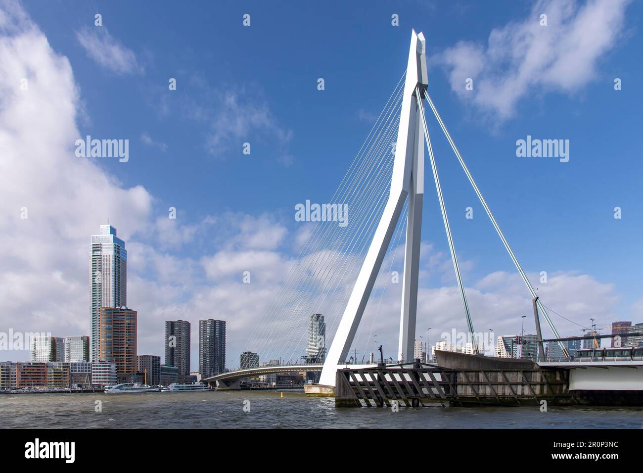 Rotterdam, Niederlande - Februar 2023; Panoramablick über den Maas mit der Erasmus-Hängebrücke und der Innenstadt mit Wolkenkratzern vom Zalmhaven Tower Stockfoto