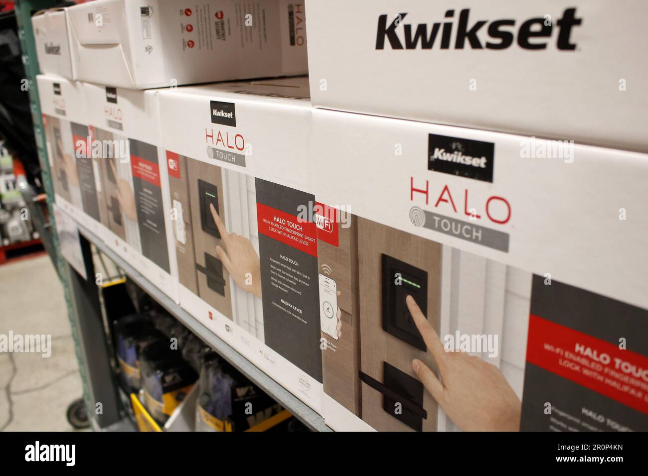 Los Angeles, Kalifornien, Vereinigte Staaten - 10-25-2021: Ein Blick auf mehrere Fälle von Kwikset Halo Touch Türsicherungen. Stockfoto