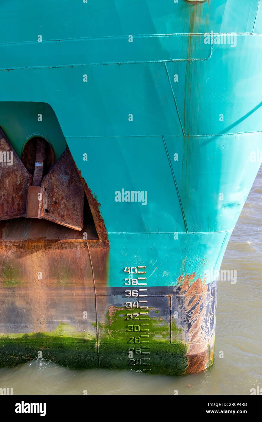 Nahaufnahme des Bugs eines grünen Bugs eines Schiffes mit rostigem Anker und Ladelinien oder Zuglinien an der Seite des Schiffes Stockfoto